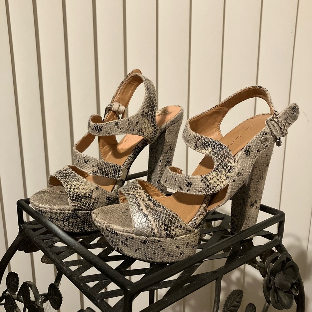 7 - Vinyl Snakeskin pattern C. Label summer shoes